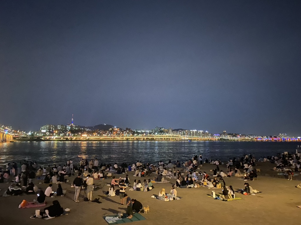 banner for 잔해 위에서 삶을 견디는 법